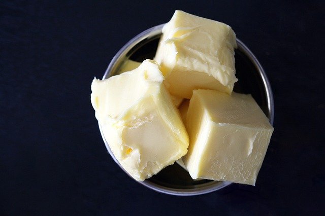 사각 모양으로 잘려진 버터 버터 마가린