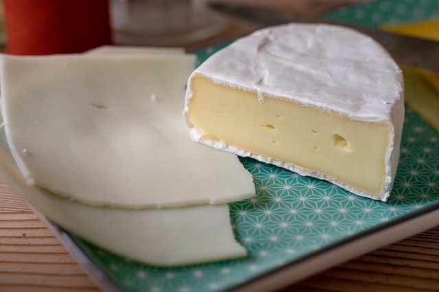 반으로 잘려진 까망베르 치즈