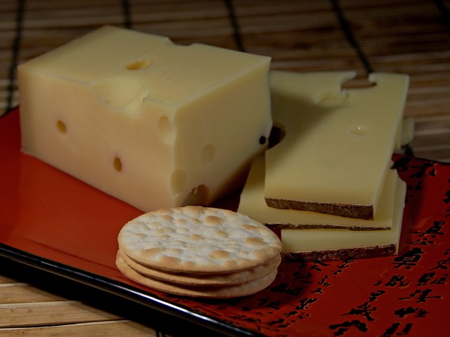 경성 치즈의 일종인 에멘탈 치즈